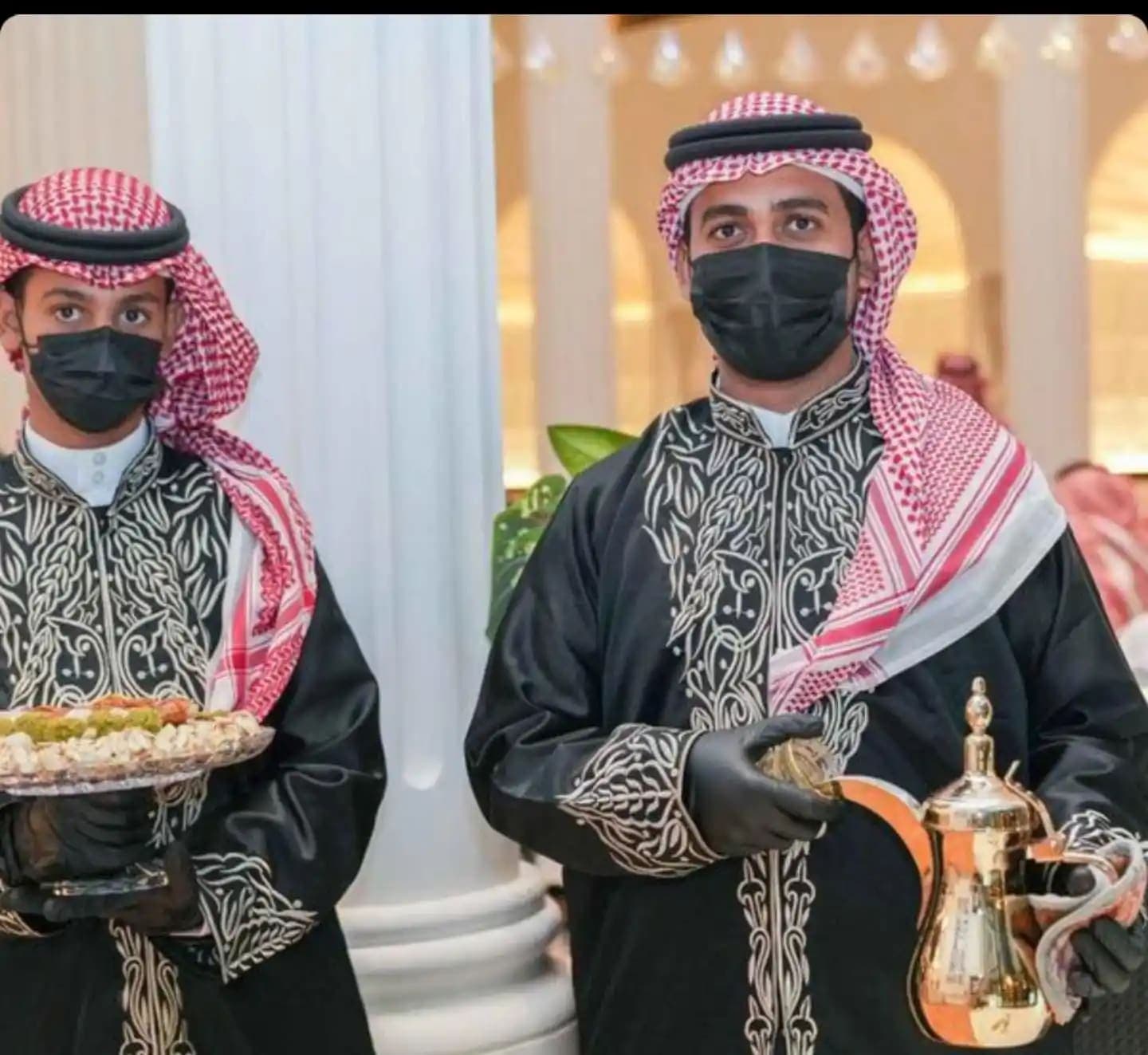 قهوجي مناسبات يقدم القهوة العربية الأصيلة