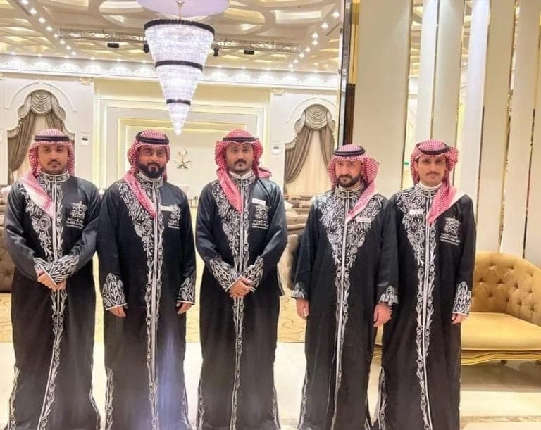 صبابين يقدم المشروبات للضيوف