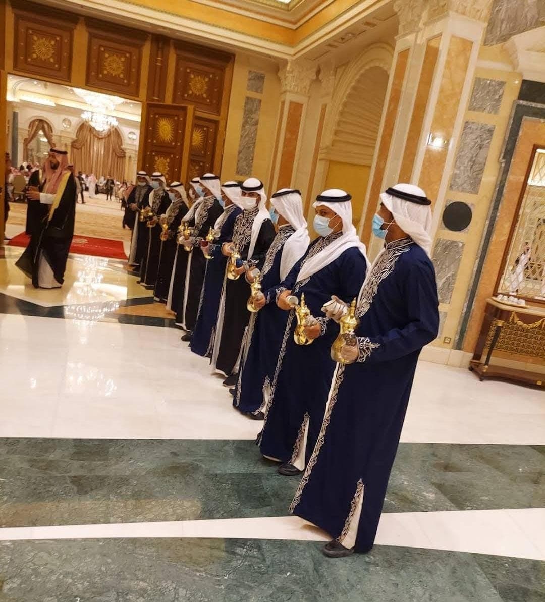 قهوجي يقدم القهوة العربية